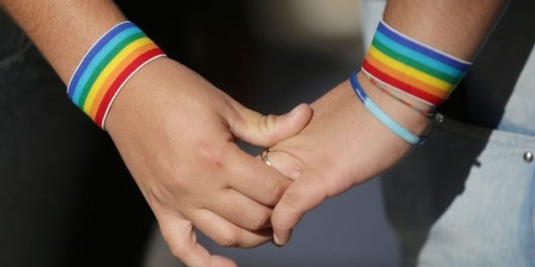 Casamentos LGBT batem recorde de 11 mil registros em 2022, segundo IBGE