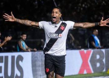 Em dia de homenagens a Dinamite, Vasco bate o Grêmio e estreia com vitória