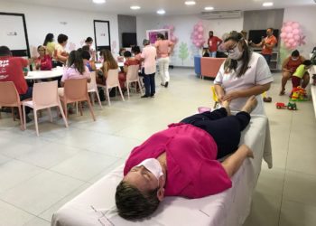 Cuidadores de pacientes oncológicos participam de oficina e momento de relaxamento