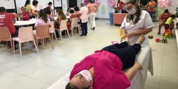 Cuidadores de pacientes oncológicos participam de oficina e momento de relaxamento