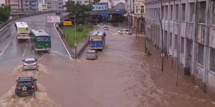 Chuva histórica no RS: águas invadem ruas de Porto Alegre