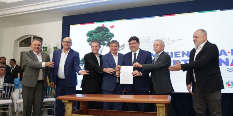 Rafael Fonteles e ministro ofertam 100 bolsas para estudantes filhos de pescadores