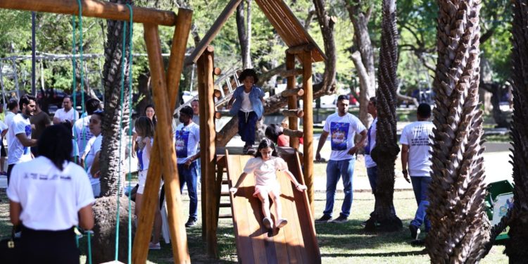 Inaugurada reforma da Praça Da Costa e Silva