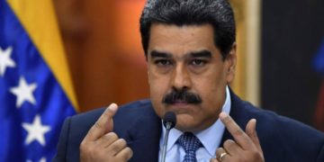 Manifestantes protestam em Caracas após vitória de Maduro ser declarada