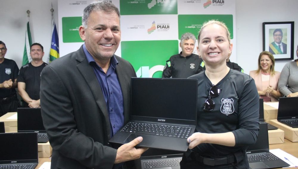 Secretaria da Justiça entrega notebooks para educação de detentos no Piauí