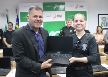 Secretaria da Justiça entrega notebooks para educação de detentos no Piauí