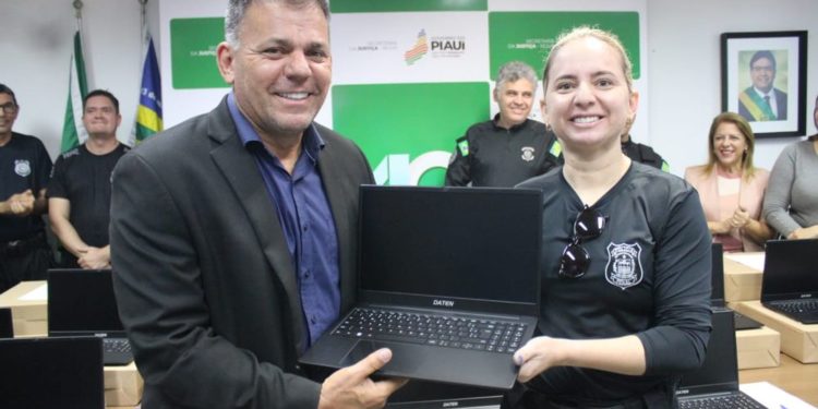 Secretaria da Justiça entrega notebooks para educação de detentos no Piauí