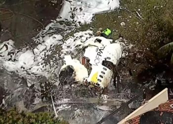 Parte traseira do avião foi a mais destruída e dificulta busca de corpos