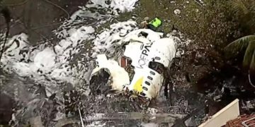 Parte traseira do avião foi a mais destruída e dificulta busca de corpos