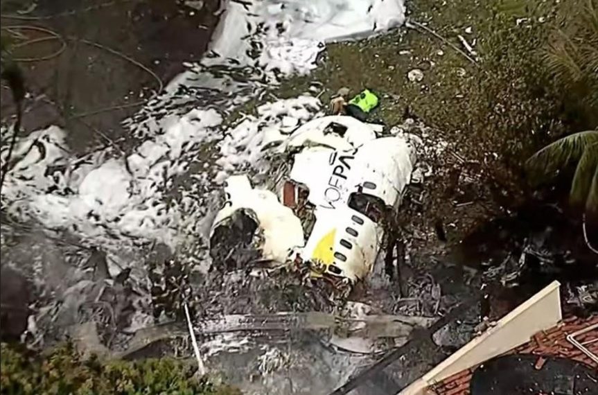 Parte traseira do avião foi a mais destruída e dificulta busca de corpos