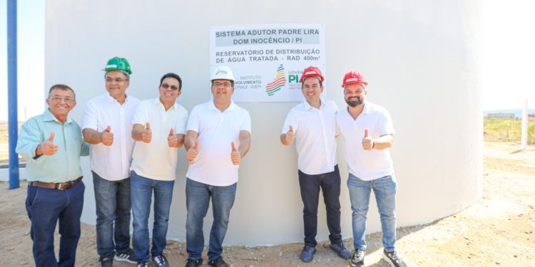 Governador visita adutora que levará água tratada a mais de 12 mil pessoas em Dom Inocêncio