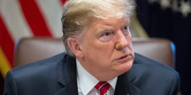 Em entrevista a jornal, modelo norte-americana acusa Trump de assédio: ‘Senti vergonha e nojo’