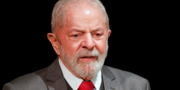 Carro da equipe de segurança de Lula com crachás e colete à prova de balas é roubado