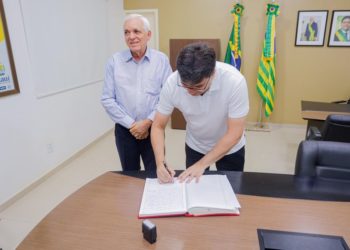 Ao transmitir cargo para embarcar à Ásia, Rafael destaca missão empresarial e intercâmbio de estudantes da rede pública