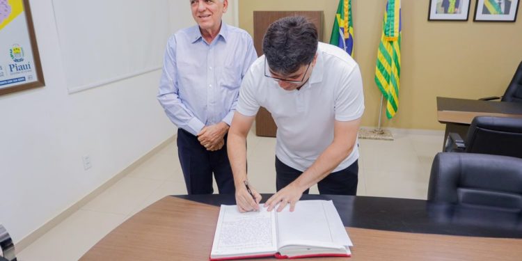 Ao transmitir cargo para embarcar à Ásia, Rafael destaca missão empresarial e intercâmbio de estudantes da rede pública