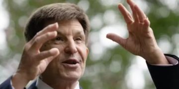 ‘Nostradamus americano’ que previu resultado de 9 das últimas 11 eleições dos EUA explica por que errou ao apontar vitória de Kamala Harris