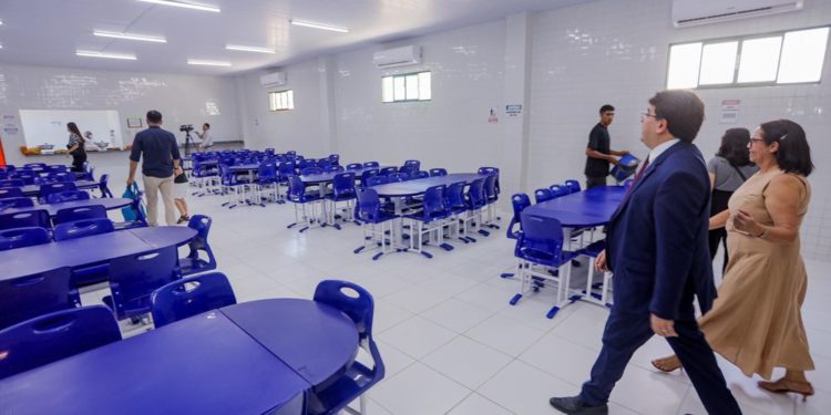 Rafael Fonteles inaugura reforma de escola no Parque Piauí que recebeu R$ 3 milhões em investimentos