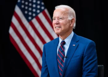 Biden comemora fim do regime de Assad, mas diz que momento é de ‘riscos e incertezas’
