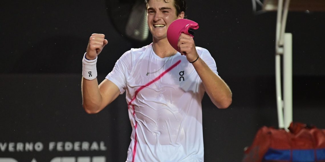 João Fonseca dá show, vira contra americano e é campeão do Next Gen ATP Finals