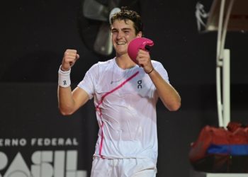 João Fonseca dá show, vira contra americano e é campeão do Next Gen ATP Finals