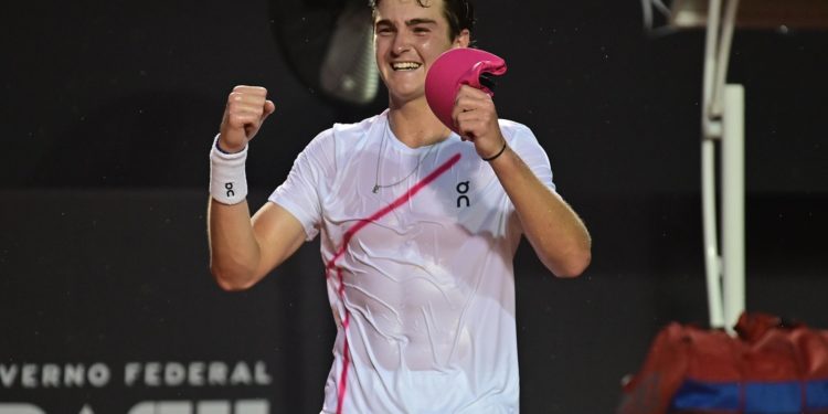 João Fonseca dá show, vira contra americano e é campeão do Next Gen ATP Finals