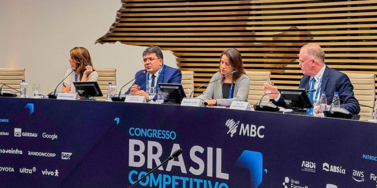 Em Brasília, governador defende a educação em tempo integral como chave para a qualificação profissional no Brasil