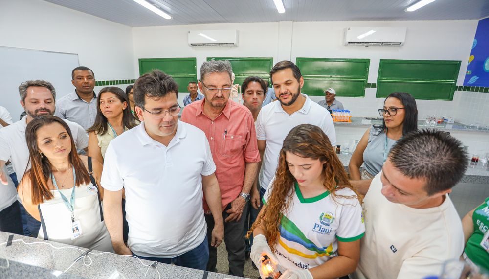 Rafael Fonteles entrega escola reformada em Wall Ferraz e vistoria obras da PI-263 em Santa Cruz do Piauí