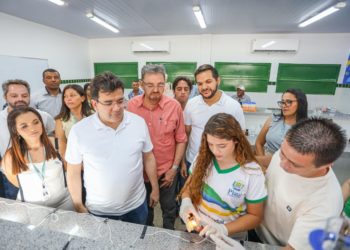 Rafael Fonteles entrega escola reformada em Wall Ferraz e vistoria obras da PI-263 em Santa Cruz do Piauí