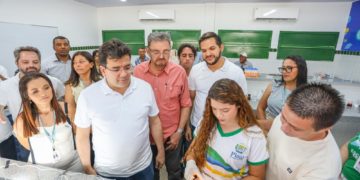 Rafael Fonteles entrega escola reformada em Wall Ferraz e vistoria obras da PI-263 em Santa Cruz do Piauí