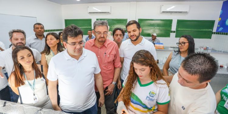Rafael Fonteles entrega escola reformada em Wall Ferraz e vistoria obras da PI-263 em Santa Cruz do Piauí