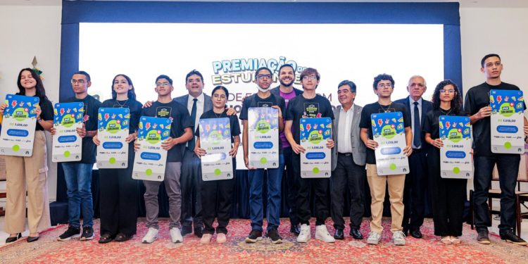 Governo do Piauí concede bolsa de um salário mínimo a 50 estudantes com melhor desempenho no Enem