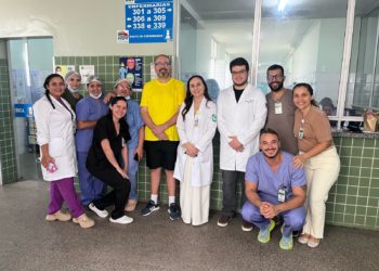 Paciente retorna ao HGV para agradecer equipe após recuperação de AVC