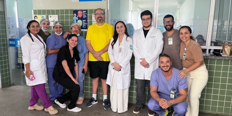 Paciente retorna ao HGV para agradecer equipe após recuperação de AVC