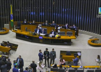 Derrubada do IOF: Presidente do senado e líder do Governo trocam acusações